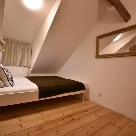 Romantic Downtown Attic Διαμέρισμα