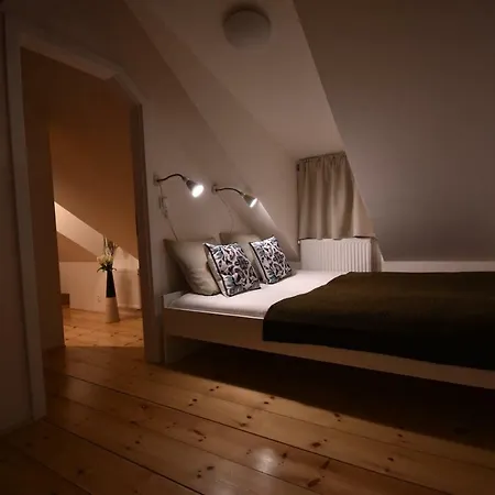 Διαμέρισμα Romantic Downtown Attic *