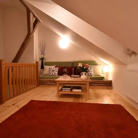Romantic Downtown Attic Διαμέρισμα *