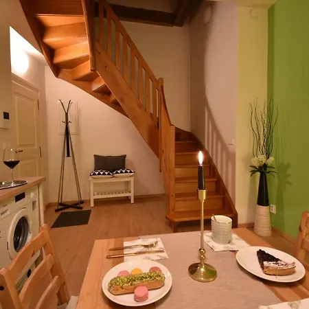 Romantic Downtown Attic *