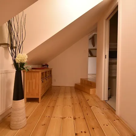 Romantic Downtown Attic Διαμέρισμα