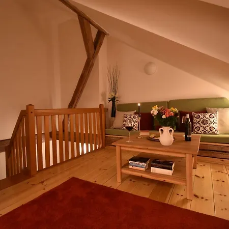 Romantic Downtown Attic アパート *