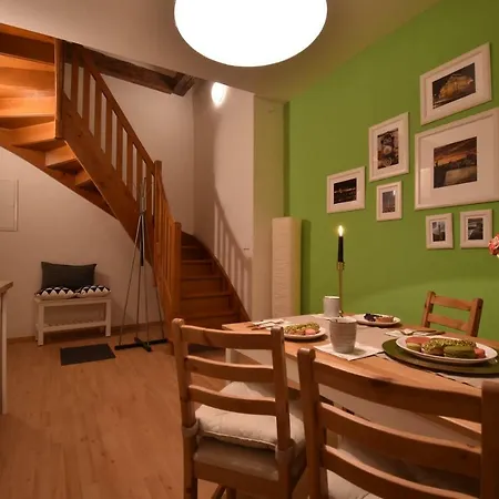 Romantic Downtown Attic * Praga