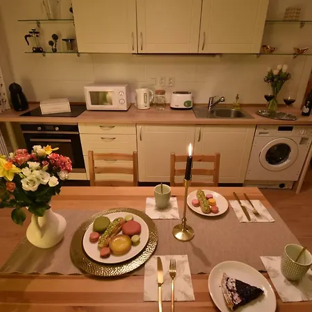 Romantic Downtown Attic アパート *