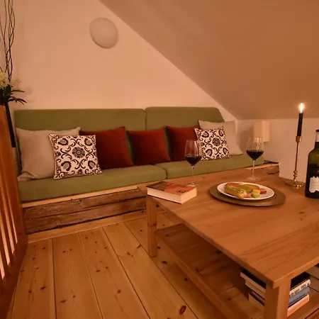 Apartment Romantic Downtown Attic *