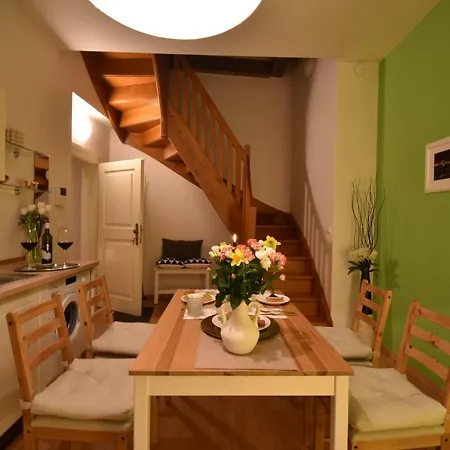 Romantic Downtown Attic *